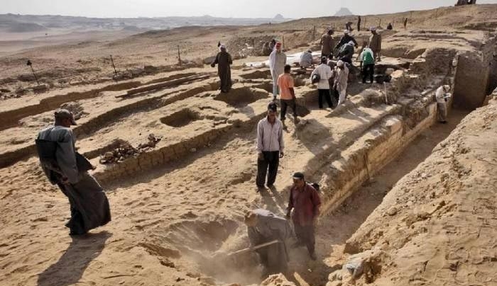 Αίγυπτος: Βρήκαν πλοίο 4.500 χρόνων θαμμένο δίπλα σε πυραμίδα
