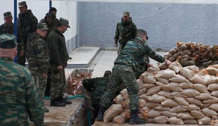 Όλα έτοιμα για την επιχείρηση «βόμβα» στο Κορδελιό - Ασθενοφόρα απομακρύνουν ευπαθείς ομάδες