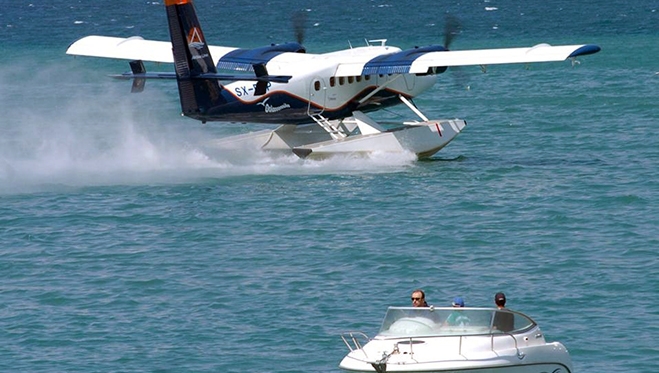 Πρόσφατα δόθηκε η άδεια να μπορούν τα υδροπλάνα να προσθαλασσώνονται σε μαρίνες και ξενοδοχειακές μονάδες.