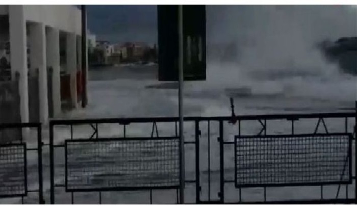 Στην Τήνο αγρίεψε η θάλασσα -Μεγάλα κύματα «καταπίνουν» το λιμάνι [βίντεο]