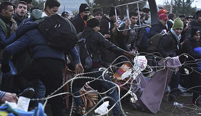 ΧΑΜΟΣ: Βίαιες συγκρούσεις μεταξύ μεταναστών και αστυνομίας στα σύνορα Ελλάδας-ΠΓΔΜ [βίντεο]