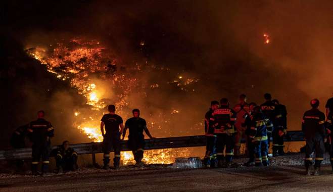 Φωτιές στην Ελλάδα: Ακόμα μια νύχτα μάχης με τις αναζωπυρώσεις σε Πάρνηθα, Έβρο και Βοιωτία