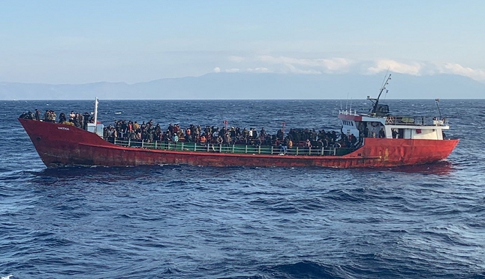 Μεταναστευτικό: Τα πλοία – φαντάσματα από Τουρκία προς Ιταλία – Το ταξίδι του «VATHA» με τους 382 επιβάτες