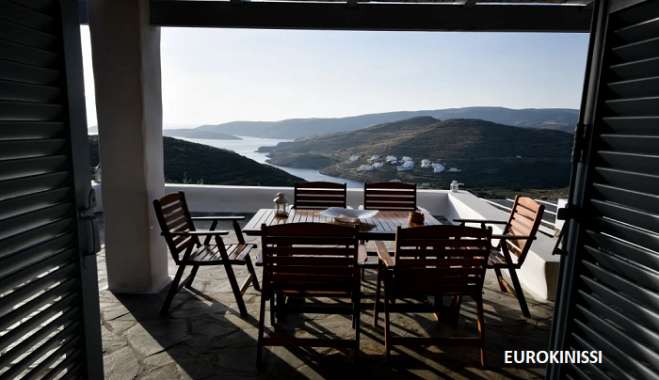 Κυκλάδες: Τουριστική κίνηση για ρεκόρ, δύσκολη εξίσωση η εύρεση δωματίου, τα νησιά με 100% πληρότητα