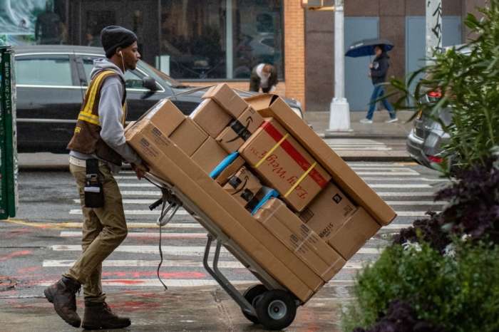 Καθυστερήσεις παράδοσης, ζημιές και κλοπές πακέτων πλήττουν το ηλεκτρονικό εμπόριο