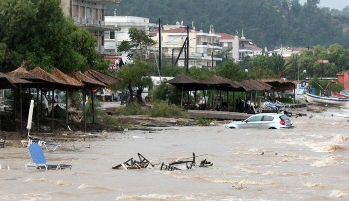 Πέμπτος νεκρός από την κακοκαιρία - Ενας 30χρονος στο Ξυλόκαστρο (βίντεο)