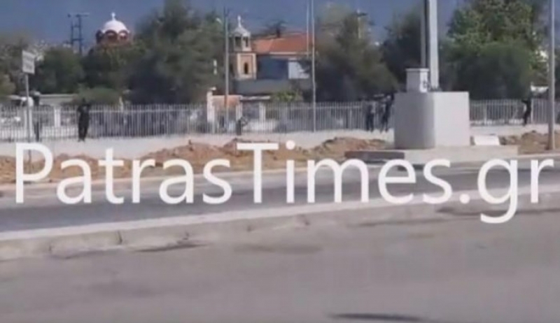 Εικόνες χάους στο λιμάνι της Πάτρας - Μετανάστες έσπασαν φράχτη και επιχείρησαν να μπουν σε φορτηγά - ΒΙΝΤΕΟ