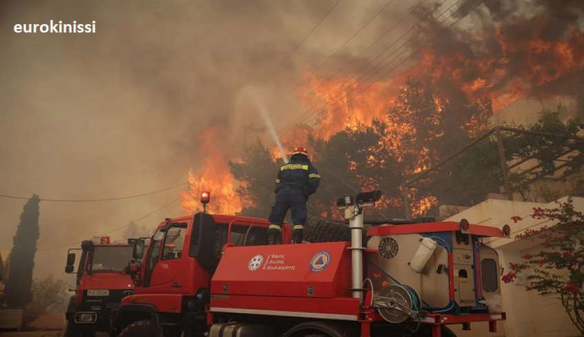 Βούλα: «Πολύ δύσκολη φωτιά με τρεις εστίες», η ενημέρωση της Πολιτικής Προστασίας
