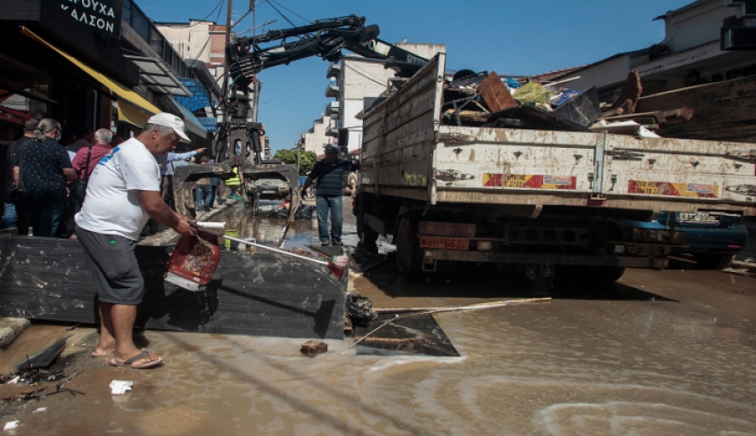 Φρίκη στην Καρδίτσα: Βγήκαν σοροί στην επιφάνεια από σπασμένα μνήματα μετά τις πλημμύρες (vid)