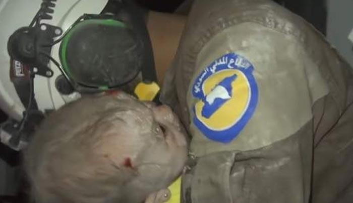 Συρία: Διασώστης με μωρό στην αγκαλιά ξεσπά σε κλάματα -Εσκαβε 4 ώρες για να το σώσει [βίντεο]