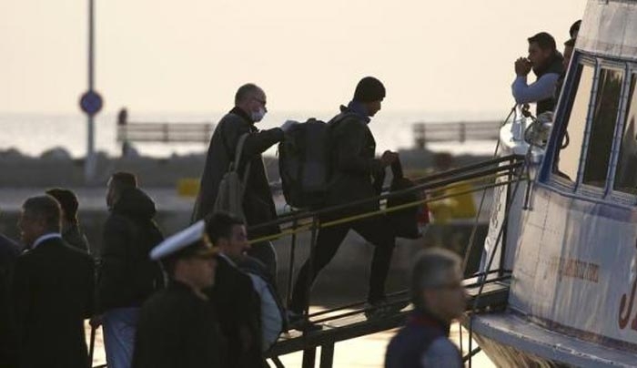 Απίστευτο: Αλληλέγγυοι έπεσαν στη θάλασσα για να μην μεταφερθούν πρόσφυγες στην Τουρκία-ΒΙΝΤΕΟ