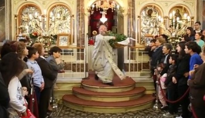 Χριστός Ανέστη! Η πρώτη Ανάσταση στη Χίο με τον ιερέα "με τις δάφνες"-BINTEO