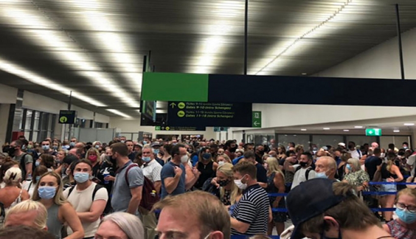 Εικόνες χάους και συνωστισμού στο αεροδρόμιο της Ρόδου -Κάνουν το γύρο σε ξένα ΜΜΕ