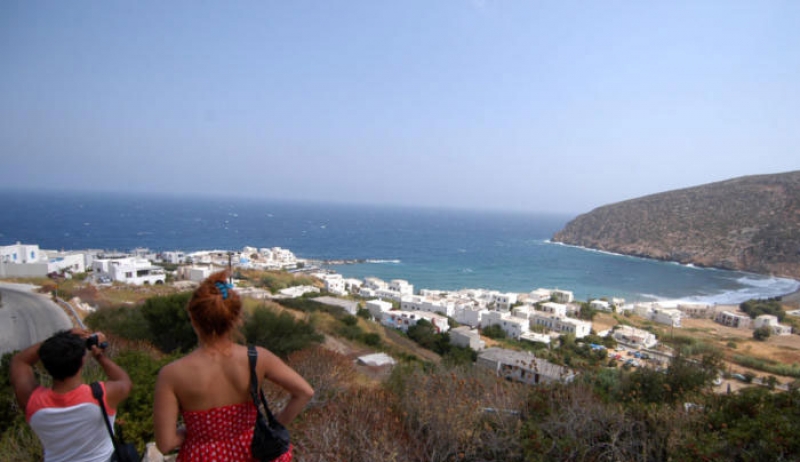 Νάξος: Οι τουρίστες από την Αυστρία δεν θέλουν κοντά τους «απένταρα σκουλήκια από την Ελλάδα» – Χαμός στο νησί!