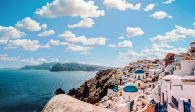 «Βούλιαξαν» τα θέρετρα από ξένους και έλληνες τουρίστες