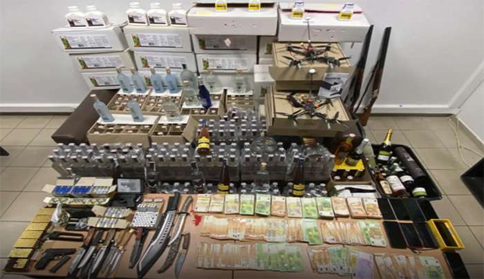 Εξαρθρώθηκε εγκληματική οργάνωση, τα μέλη της οποίας δραστηριοποιούνταν στη λαθρεμπορία αλκοολούχων ποτών και στην παράνομη εισαγωγή και διακίνηση παράνομων και πλαστών φυτοπροστατευτικών προϊόντων