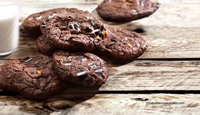 Cookies διπλής σοκολάτας με μπισκότο