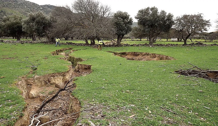 Οι κρατήρες και οι ρωγμές που “ξεφυτρώνουν” στη Νίσυρο-Το εντυπωσιακό αλλά ευτυχώς ακίνδυνο γεωλογικό φαινόμενο