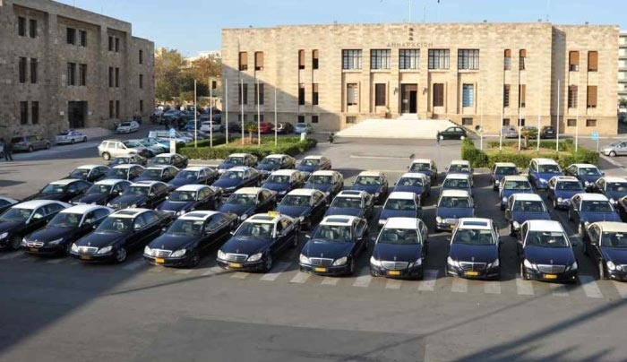 Ετοιμοι για πόλεμο οι ταξιτζήδες κατά των πειρατών και των πρακτόρων που τους υποκλέπτουν κούρσες
