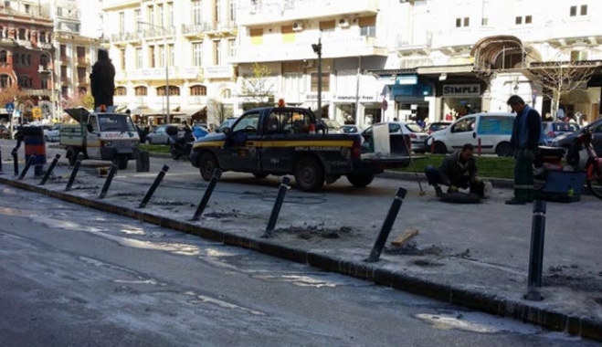 Θεσσαλονίκη: Το λάθος που έφερε ''κράξιμο'' στο διαδίκτυο - Τα κολωνάκια δεν μπήκαν σωστά [φωτό]
