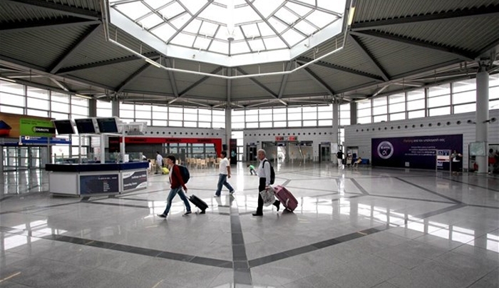 «Αναταράξεις» στα σχέδια των εκδρομέων του Αγ. Πνεύματος λόγω απεργίας στα αεροδρόμια