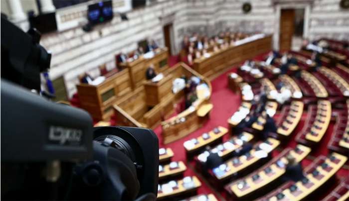 Η γκρίνια των 11 και η στρατηγική Μαξίμου απέναντι στην γαλάζια αντιπολίτευση