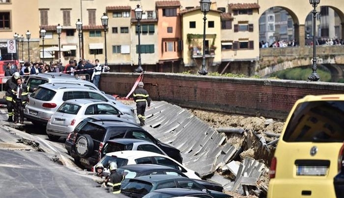 Ανοιξε η γη και κατάπιε δεκάδες αυτοκίνητα στη Φλωρεντία