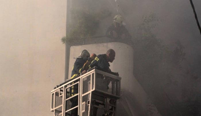 Φωτιά στον Πειραιά! Συγκλονιστικές εικόνες από τη διάσωση βρέφους! ΒΙΝΤΕΟ