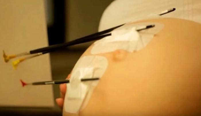 Βίντεο: Είναι 8 μηνών έγκυος και κολλάει 3 πινέλα με μπογιά στη φουσκωμένη κοιλιά της. Ο λόγος που το κάνει; Θα σας συγκινήσει!