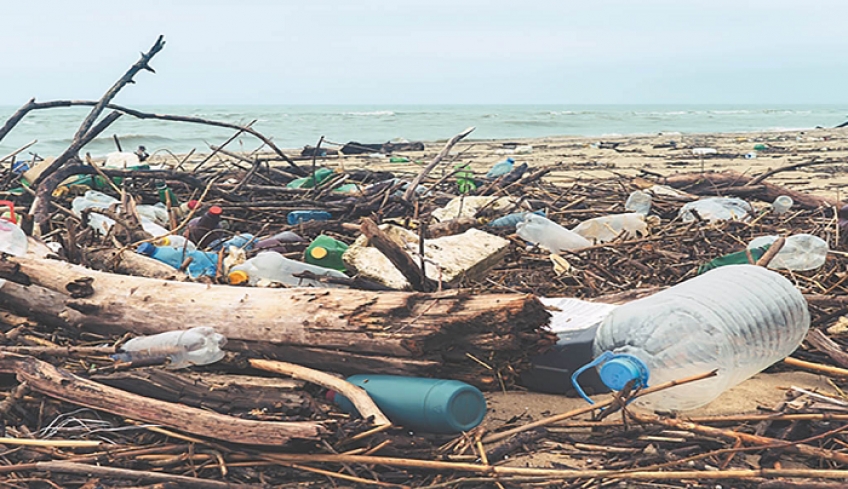 «Πνίγουν» τα νησιά τα πλαστικά μπουκάλια – Δήμαρχος Πάτμου: «Χρειάζεται μια γενιά για να αλλάξει τις συνήθειες ενός νησιού»