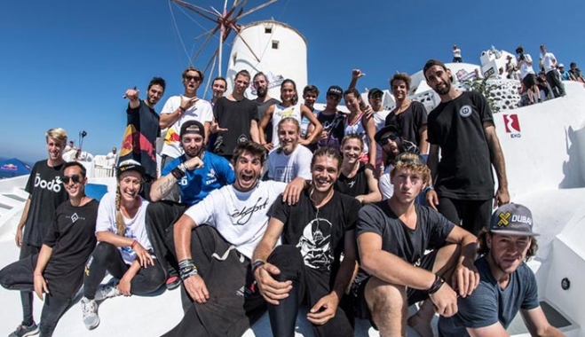Red Bull Art of Motion 2016: Ένα εντυπωσιακό υπερθέαμα, πάνω από τις κατάλευκες σκεπές της Οίας, με την συνδιοργάνωση της Περιφέρειας Νοτίου Αιγαίου