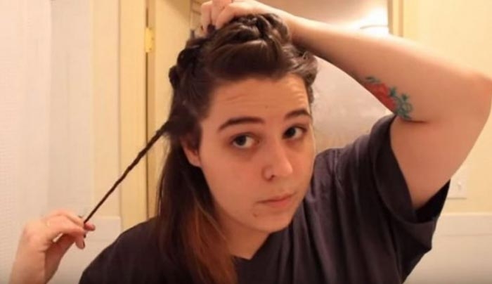 Βίντεο: Πιάνει τα μαλλιά της στο πάνω μέρος του Κεφαλιού και αρχίζει να τα τυλίγει. Το αποτέλεσμα; Καταπληκτικό!