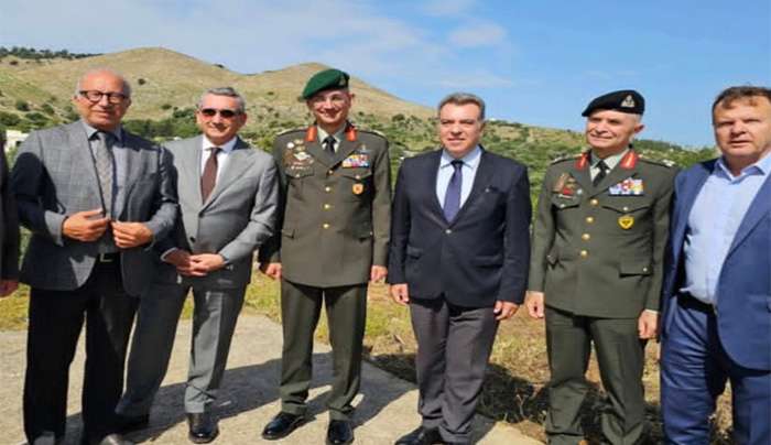 Στη Σύμη βρέθηκε σήμερα, ο Χωρικός Αντιπεριφερειάρχης Κυκλάδων κ. Γιώργος Λεονταρίτης, μαζί με τον Περιφερειάρχη Νοτίου Αιγαίου κ. Γιώργο Χατζημάρκο, στις εκδηλώσεις εορτασμού της 80ης Επετείου της 8ης Μαΐου 1945,