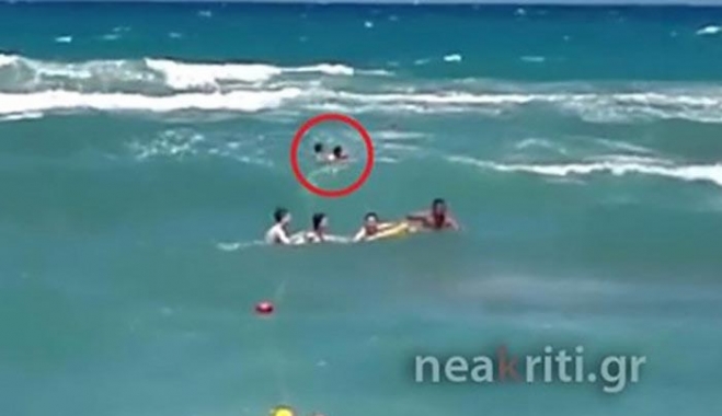Συγκλονιστική διάσωση παιδιού από ναυαγοσώστη (βίντεο)