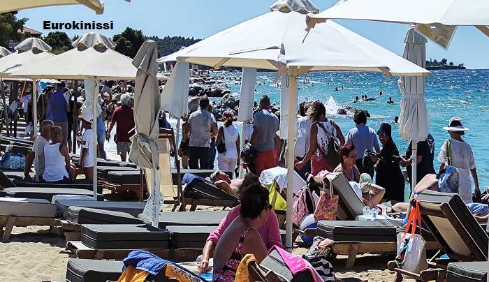 «Κίνημα της πετσέτας»: 16 συλλήψεις, πρόστιμα για τις ξαπλώστρες -Ελευθερώνονται παραλίες, τι έγινε σε 7 νησιά