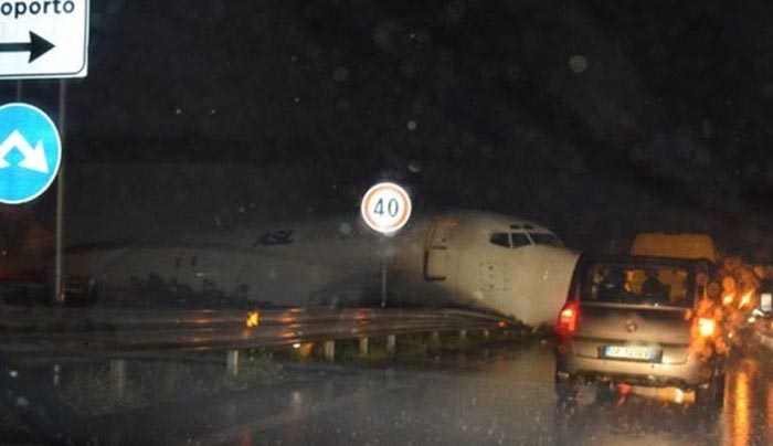 Ιταλία: Αεροπλάνο έχασε το διάδρομο και προσγειώθηκε στο δρόμο