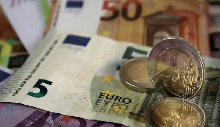 «Μέρισμα» 900 ευρώ: Ποιοι θα το λάβουν φέτος