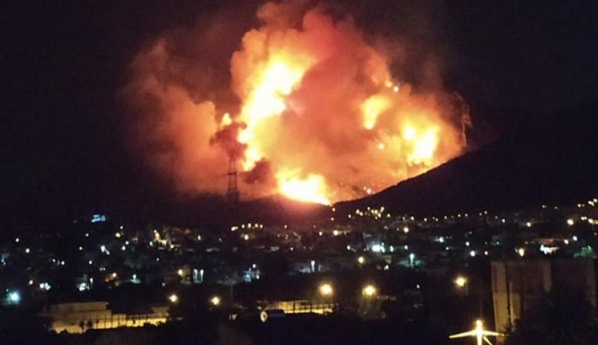 Μεγάλη πυρκαγιά στον Υμηττό – Κάηκαν δύο σπίτι – «Μάχη» για να μην φτάσει στο δάσος της Καισαριανής