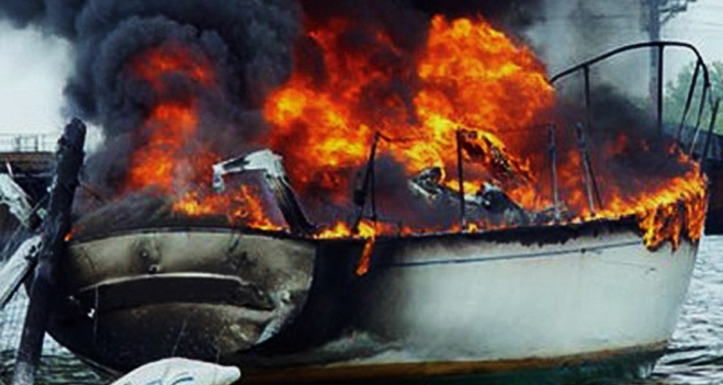 Κάηκε και βυθίστηκε σκάφος με παράνομους μετανάστες - Τουλάχιστον ένας νεκρός