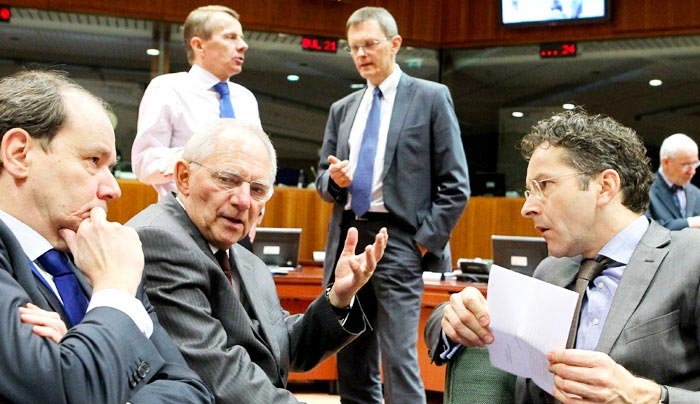 Η Die Welt «αδειάζει» τον Σόιμπλε: Μόνο αυτός δεν θέλει ελάφρυνση του ελληνικού χρέους