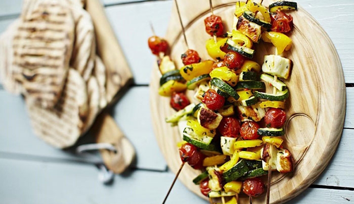 Η φάση είναι… vegetarian! Συνταγή για σουβλάκια με λαχανικά και χαλούμι