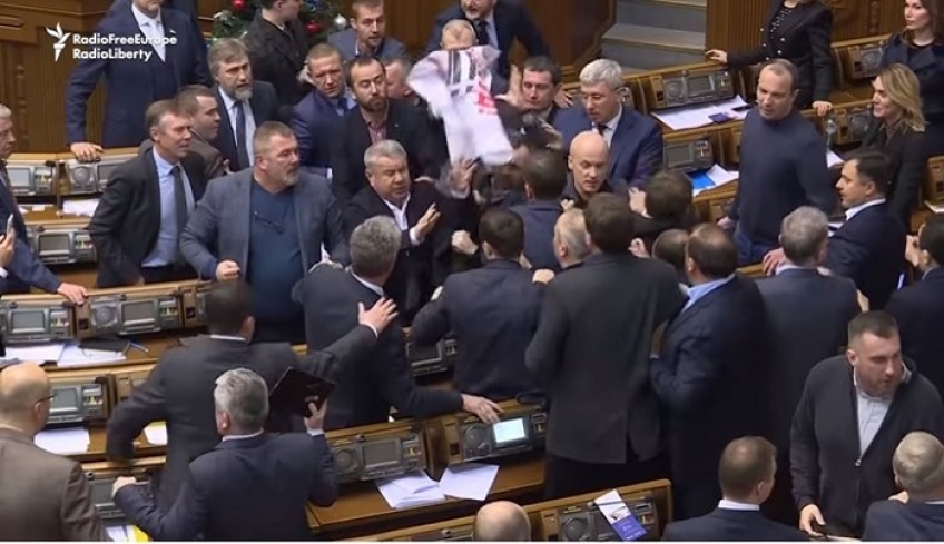 Κλωτσιές και μπουνιές στην ουκρανική Βουλή λόγω... Πούτιν - ΒΙΝΤΕΟ