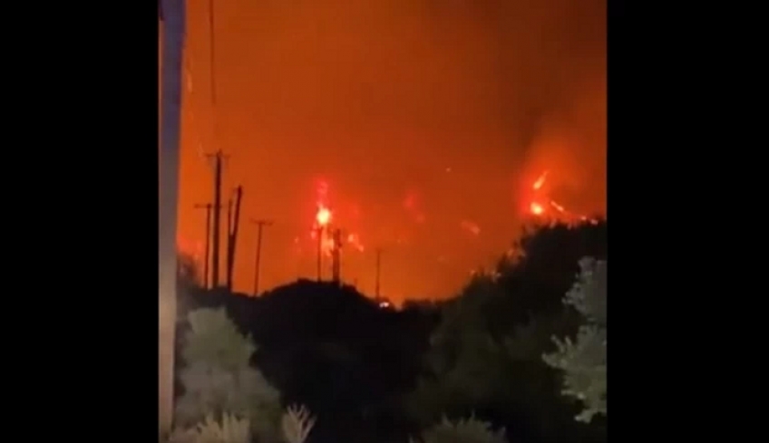 Πρωτοφανής φωτιά στην Κερατέα: Πέταξαν φωτοβολίδες στο δάσος τα ξημερώματα - Μήνυμα από το 112 για εκκένωση