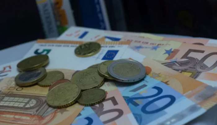 Οι Έλληνες ξοδεύουν σαν να μην υπάρχει αύριο με χρήματα που δεν δηλώνουν
