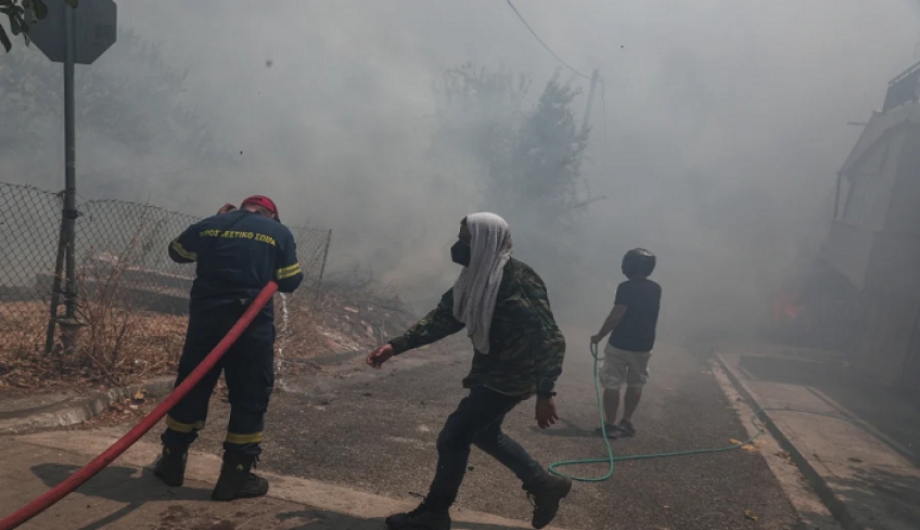 Ανατριχιαστικό βίντεο από το Κρυονέρι - Σοκ και δέος από την καταστροφική μανία της φωτιάς