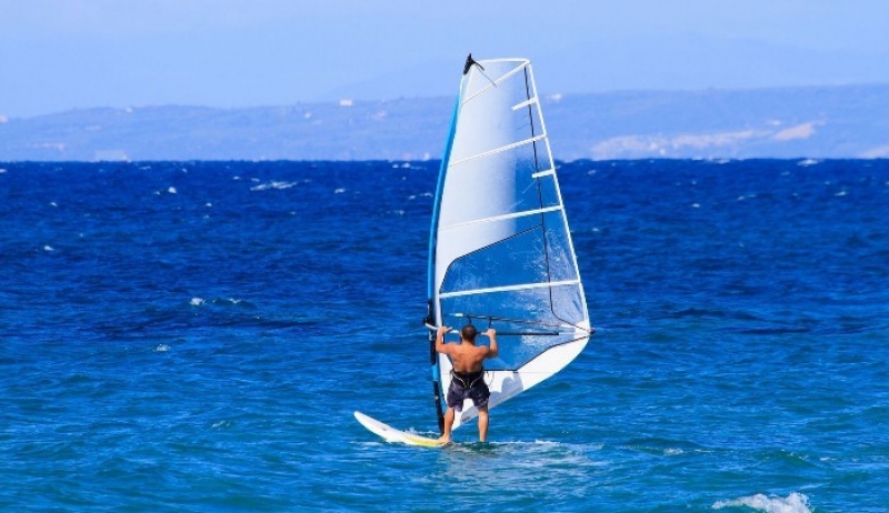 Έφτασε με... ιστιοσανίδα από την Τουρκία στην Κω