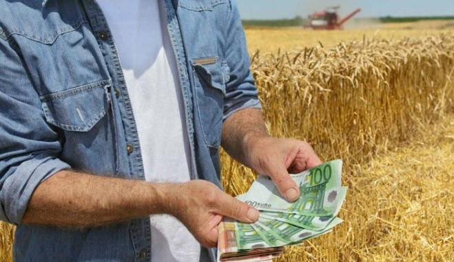 «Ζεστό» χρήμα σε αγρότες με πτυχίο