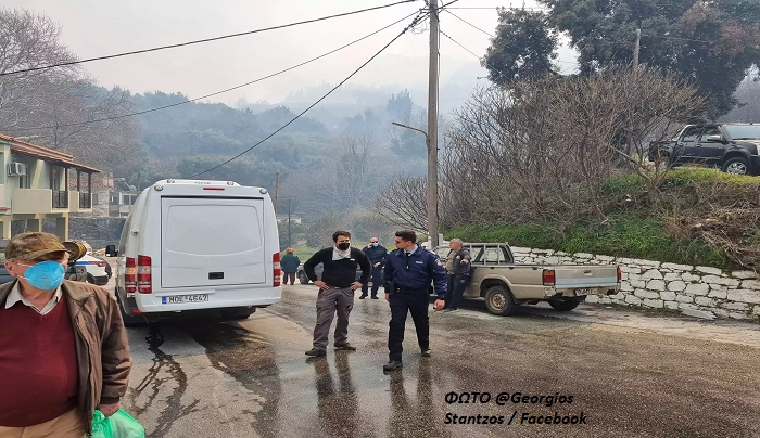 Φωτιά στη Σάμο: Έφτασε 500 μέτρα από το χωριό Βουρλιώτες – Πηγαίνουν ενισχύσεις και από την Αθήνα