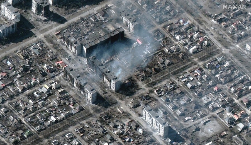 Ουκρανία: «Καμένη γη» από τους βομβαρδισμούς η Μαριούπολη, στους 100.000 οι εγκλωβισμένοι - «Βλέπει» πρόοδο στις συνομιλίες με Ρωσία ο Ζελένσκι