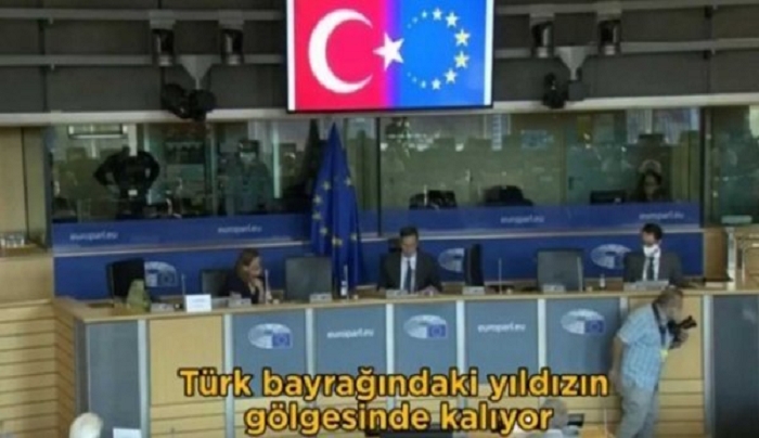 Προβοκάτσια Τσαβούσογλου στο Ευρωκοινοβούλιο - Εμφάνισε τη σημαία της Ε.Ε. σε ημισέλινο